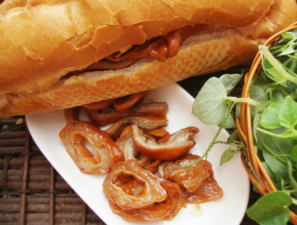 Phát ghiền với món bánh mì Phá lấu Nguyễn Trãi